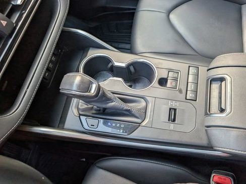 Used 2020 Toyota Highlander XLE FWD image 18