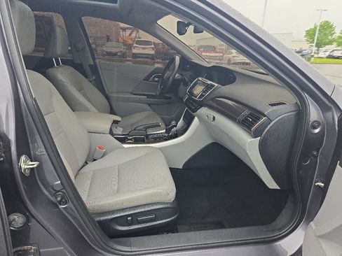 Used 2017 Honda Accord Touring image 35