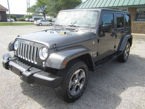 Used 2017 Jeep Wrangler Unlimited Sahara w/ Connectivity Group AWD/4WD image 4