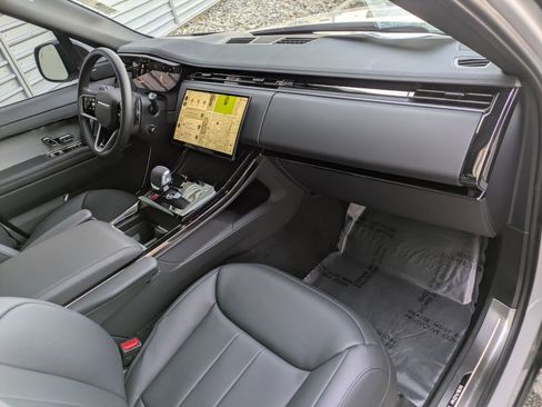 Used 2025 Land Rover Range Rover Sport SE image 35