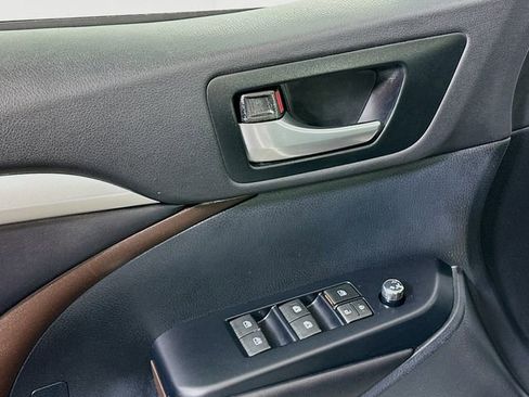Used 2019 Toyota Highlander XLE image 17