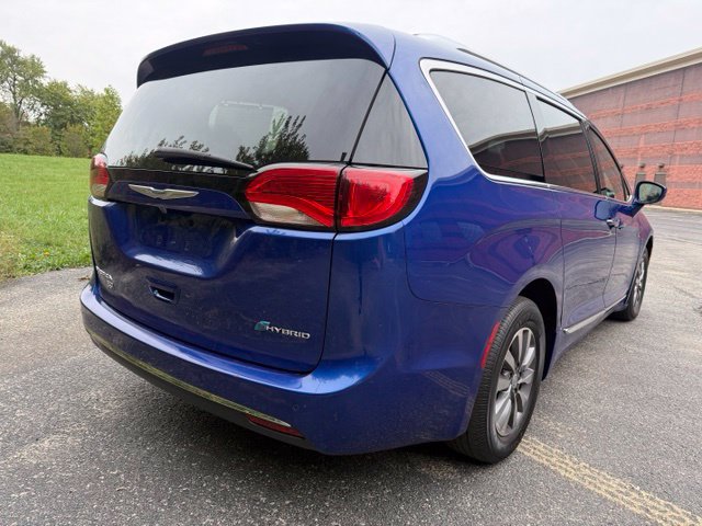 Used 2020 Chrysler Pacifica Touring-L FWD image 3