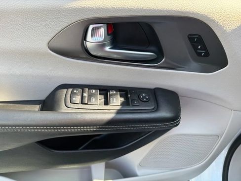 Used 2024 Chrysler Pacifica Touring-L FWD image 19
