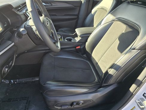 Used 2024 Jeep Grand Cherokee Altitude image 34