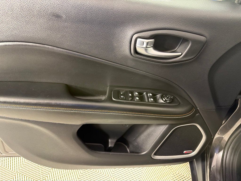Used 2018 Jeep Compass Latitude w/ Cold Weather Group AWD/4WD image 8