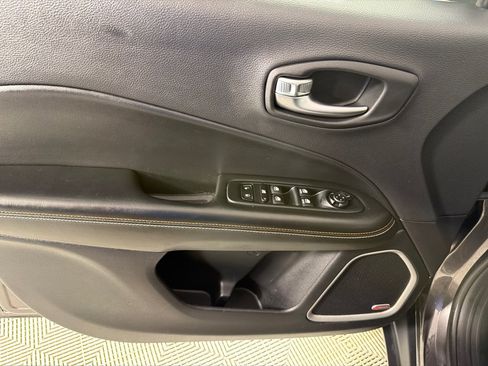 Used 2018 Jeep Compass Latitude w/ Cold Weather Group AWD/4WD image 8