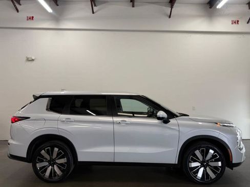 Used 2025 Mitsubishi Outlander SE FWD image 2