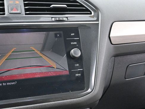 Used 2018 Volkswagen Tiguan SE w/ Panoramic Sunroof Package image 23