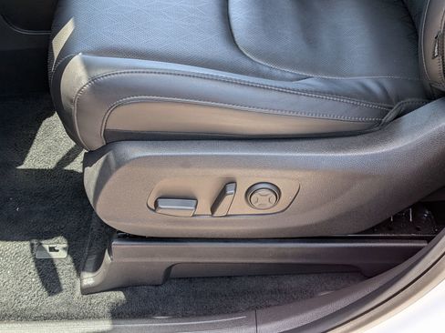Used 2025 Kia Carnival EX FWD image 12
