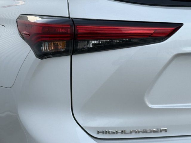Used 2023 Toyota Highlander Limited FWD image 6