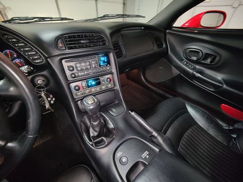 Used 2003 Chevrolet Corvette Coupe w/ Preferred Equipment Group RWD image 31