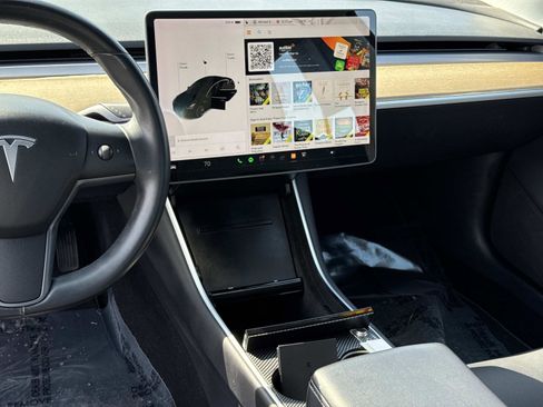 Used 2018 Tesla Model 3 Mid Range image 4