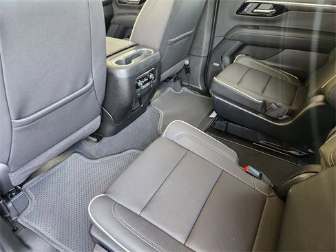 New 2025 Chevrolet Suburban Premier image 23