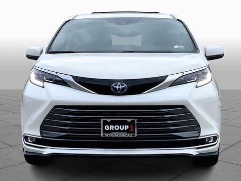 Used 2021 Toyota Sienna Limited image 3