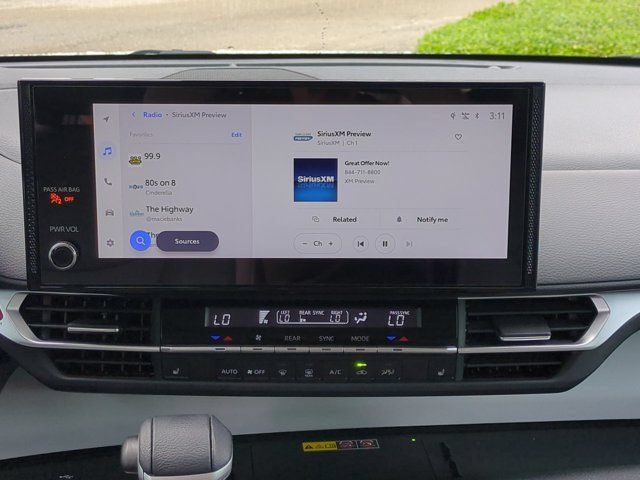 Used 2025 Toyota Sienna XLE w/ XLE Plus Package FWD image 17