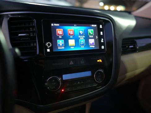 Used 2017 Mitsubishi Outlander SEL image 16