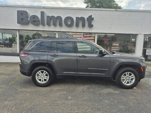 Used 2024 Jeep Grand Cherokee Laredo w/ Luxury Tech Group I AWD/4WD image 2