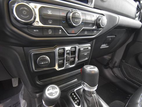 Used 2022 Jeep Wrangler Unlimited Sahara w/ Dual Top Group AWD/4WD image 14