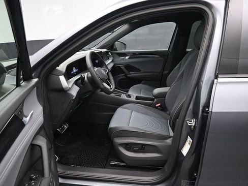 New 2026 Volkswagen Tiguan SE R-Line FWD image 9