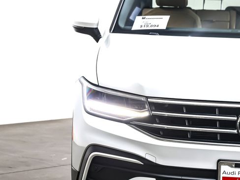 Used 2023 Volkswagen Tiguan SE w/ Panoramic Sunroof Package image 14