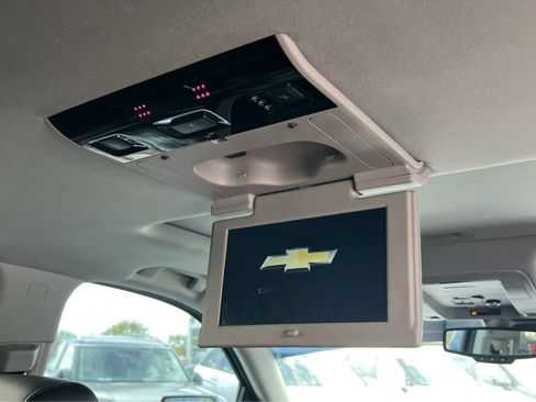 Used 2018 Chevrolet Suburban LT image 24