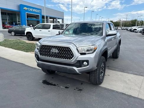 Used 2019 Toyota Tacoma TRD Off-Road w/ Technology Package AWD/4WD image 3