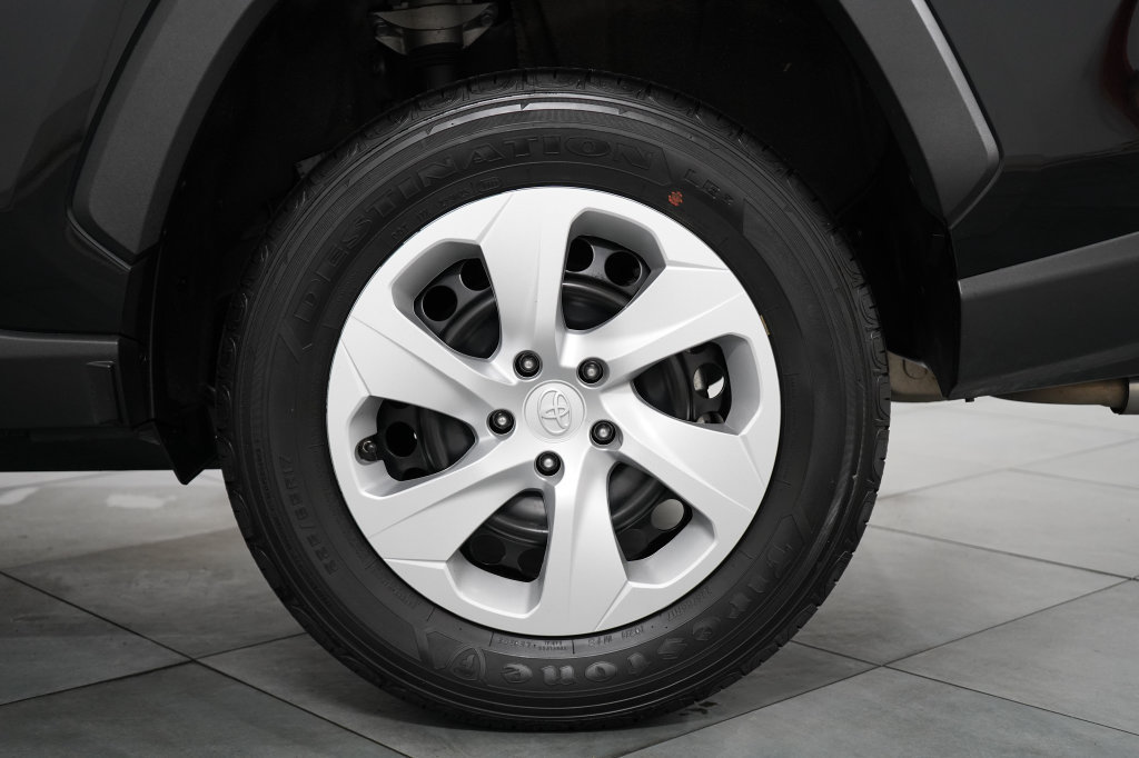 Used 2025 Toyota RAV4 LE AWD/4WD image 32