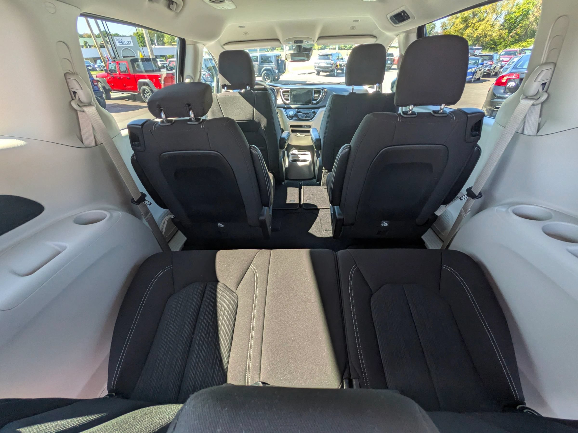 Used 2022 Chrysler Voyager LX FWD image 40