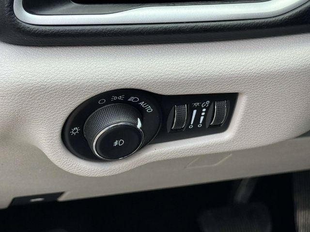 Used 2023 Chrysler Pacifica Touring-L FWD image 22