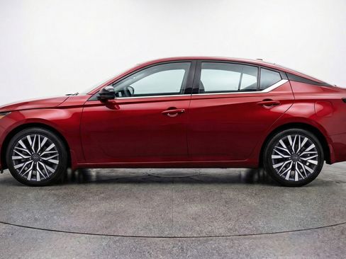 Used 2025 Nissan Altima 2.5 SV FWD image 5