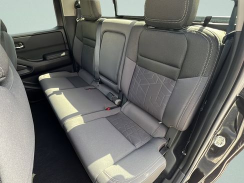 Used 2025 Nissan Frontier SV w/ SV Convenience Package RWD image 10