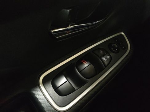 Used 2025 Nissan Versa SR image 27