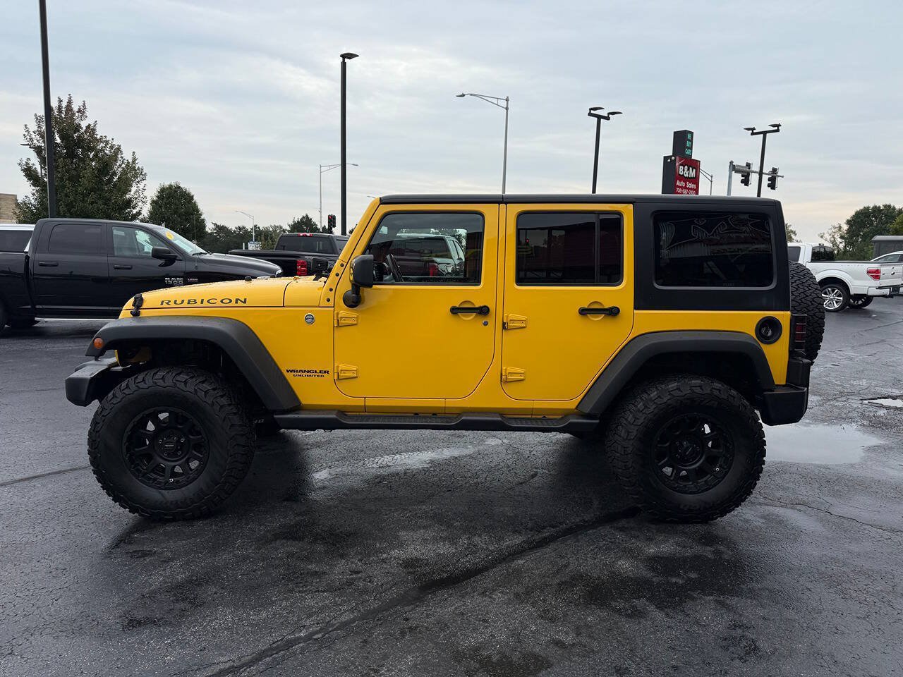 Used 2015 Jeep Wrangler Unlimited Rubicon w/ Connectivity Group AWD/4WD image 4