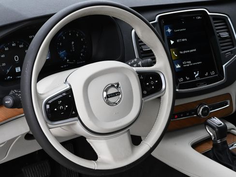 Used 2022 Volvo XC90 T6 Momentum w/ Protection Package Premier image 12