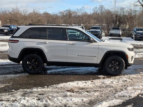 New 2025 Jeep Grand Cherokee Altitude image 2