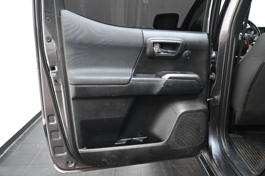 Used 2017 Toyota Tacoma TRD Off-Road w/ Tow Package AWD/4WD image 31