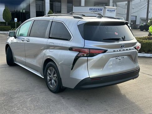 Used 2022 Toyota Sienna LE image 7