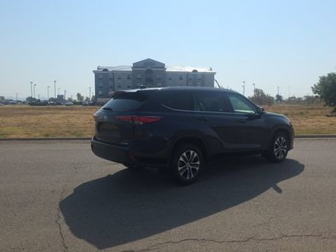 Used 2022 Toyota Highlander XLE AWD/4WD image 6