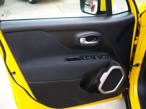 Used 2017 Jeep Renegade Latitude w/ Cold Weather Group image 9