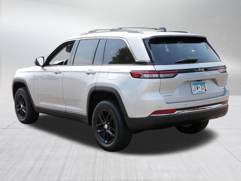 Used 2023 Jeep Grand Cherokee Laredo X AWD/4WD image 5