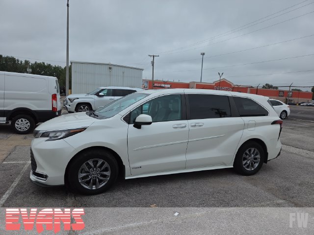 Used 2021 Toyota Sienna XLE AWD/4WD image 3