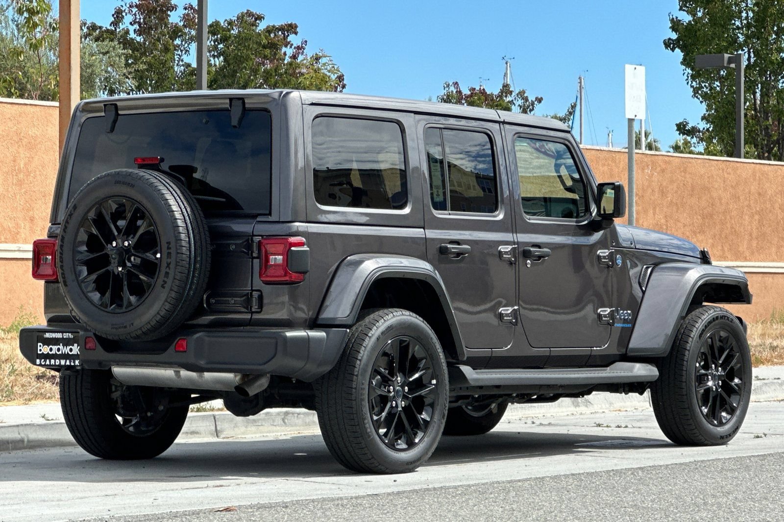 Used 2025 Jeep Wrangler Unlimited Sahara AWD/4WD image 4