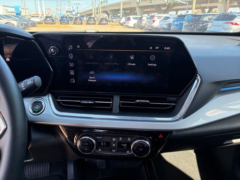 Used 2025 Chevrolet Trax LT w/ LT Convenience Package FWD image 15