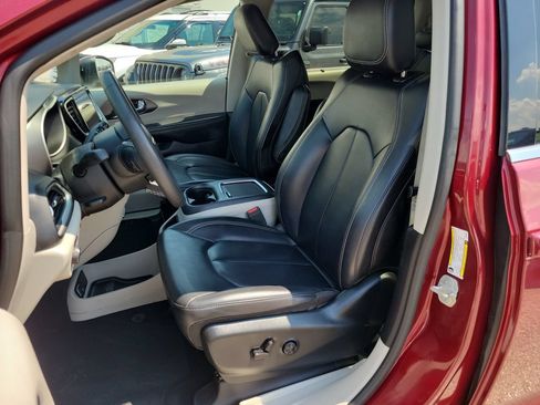 Used 2023 Chrysler Pacifica Touring-L FWD image 18