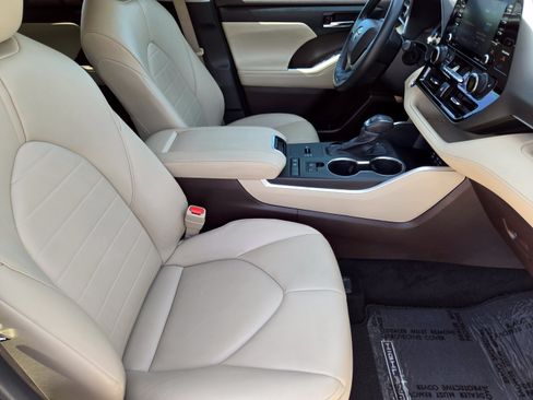 Used 2022 Toyota Highlander XLE FWD image 26