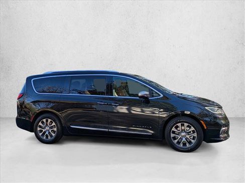 Used 2022 Chrysler Pacifica Pinnacle image 4
