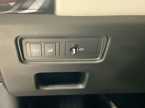 Used 2017 Land Rover Discovery First Edition image 8