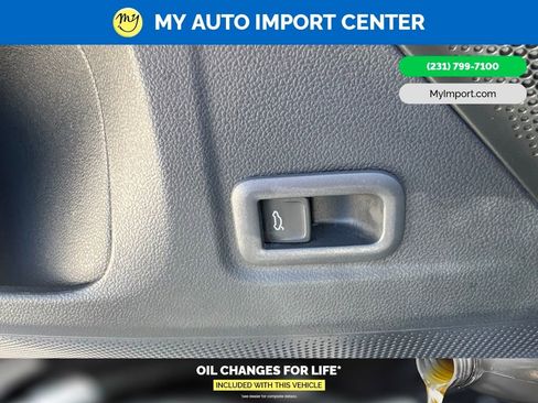 Used 2025 Volkswagen Tiguan SE AWD/4WD image 12