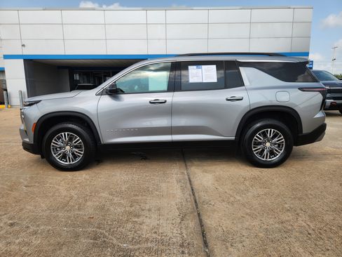 Used 2025 Chevrolet Traverse LT FWD image 5