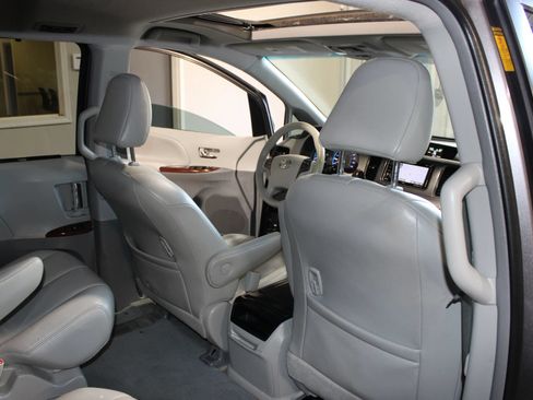 Used 2014 Toyota Sienna XLE FWD image 24
